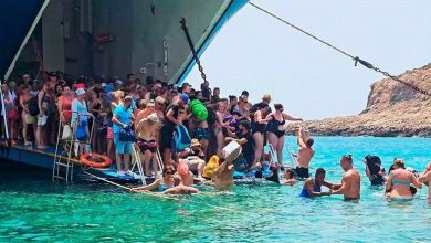 Photo of Αποβίβαση στον Μπάλο Χανίων με τουρίστες μέχρι τον λαιμό στο νερό!